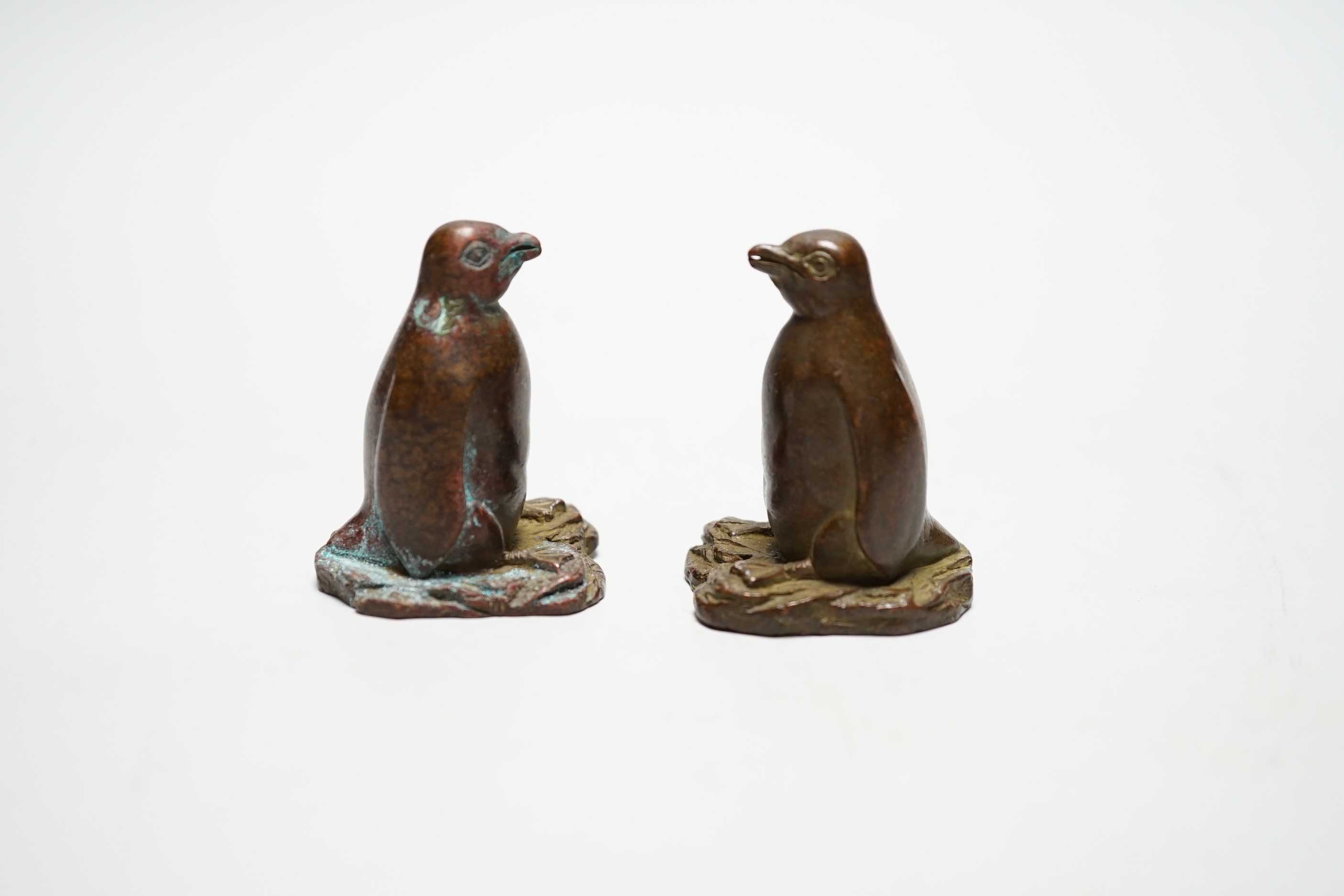 A pair of Chinese bronze models of penguins, 5cm